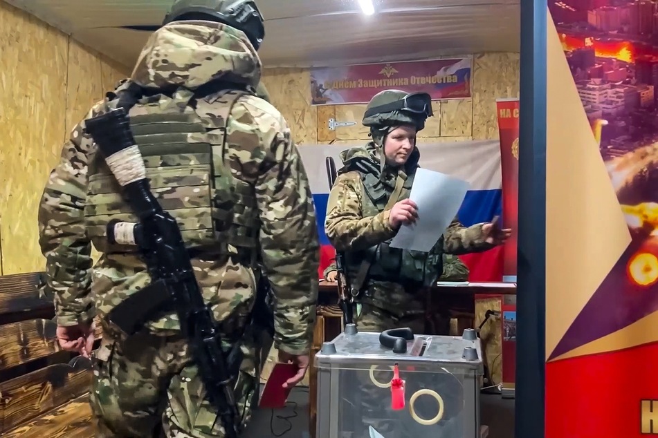 Russische Soldaten gaben bereits letzte Woche ihre Stimme in einem improvisierten Wahllokal in der von Russland kontrollierten Region Donezk im Osten der Ukraine ab.