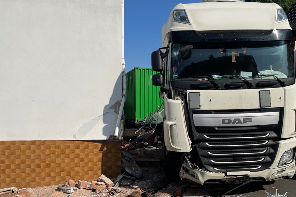 Stockbesoffen mit Sattelzug in Hauswand gekracht: Fahrer hatte 3,4 Promille!