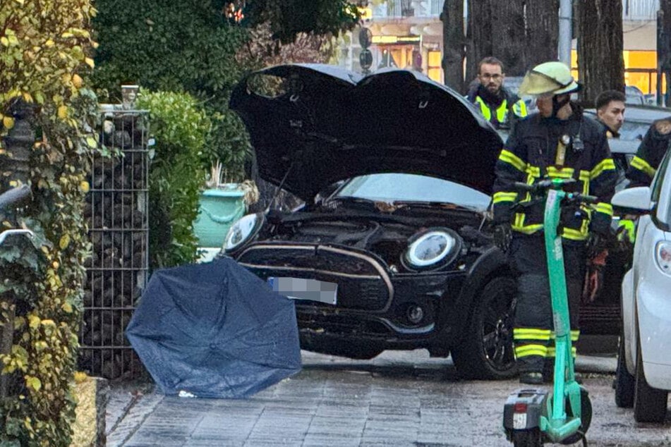 Mini gerät beim Parken auf Fußweg und erfasst Familie