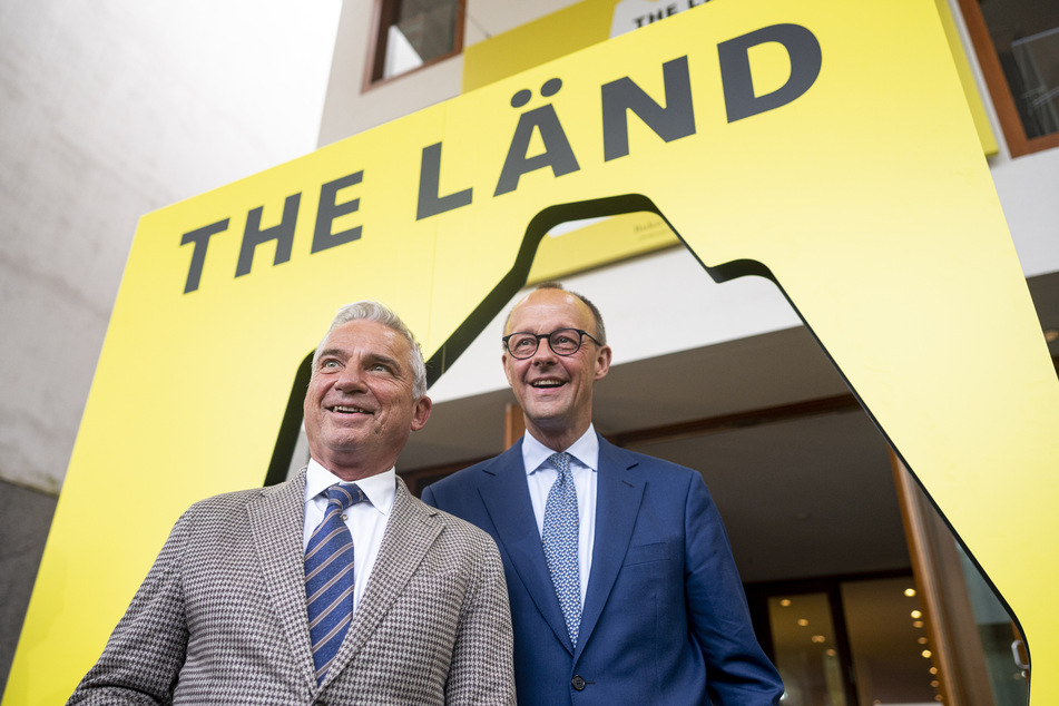 Thomas Strobl (62, CDU, l.), Innenminister von Baden-Württemberg, und Friedrich Merz (67, CDU), Parteichef, stehen auf der Stallwächterparty im Sommer 2022.