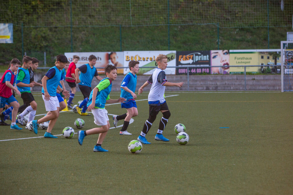 Im BSV Lockwitzgrund stürmt die Fußballjugend über den Rasen.