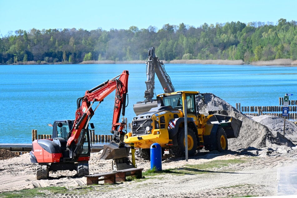 Da wird Sand und Kies hin und her transportiert. Außerdem soll ein Schwimmsteg neu angelegt werden.