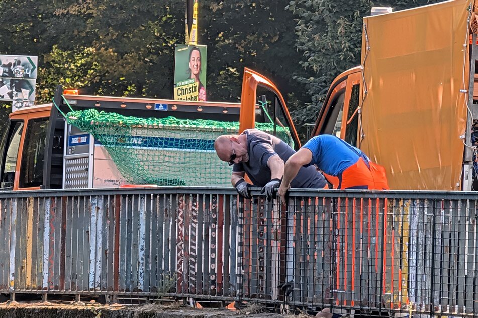 Am heutigen Mittwochmorgen brachten die Mitarbeiter des Verkehrs- und Tiefbauamtes Schutzgitter am Geländer der Sachsenbrücke an.