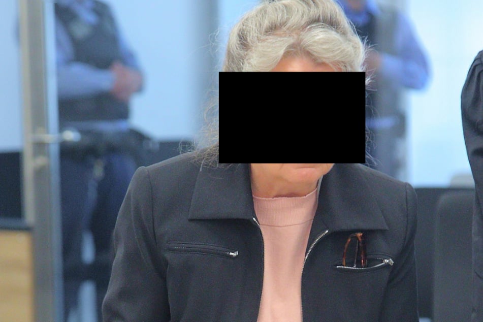 Bianca W. (69) im Jahr 2024 bei ihrem Gerichtsprozess in Dresden: Die Medizinerin aus Moritzburg wurde zu einer Haftstrafe verurteilt, weil sie über 1000 gefälschte Atteste ausstellte.
