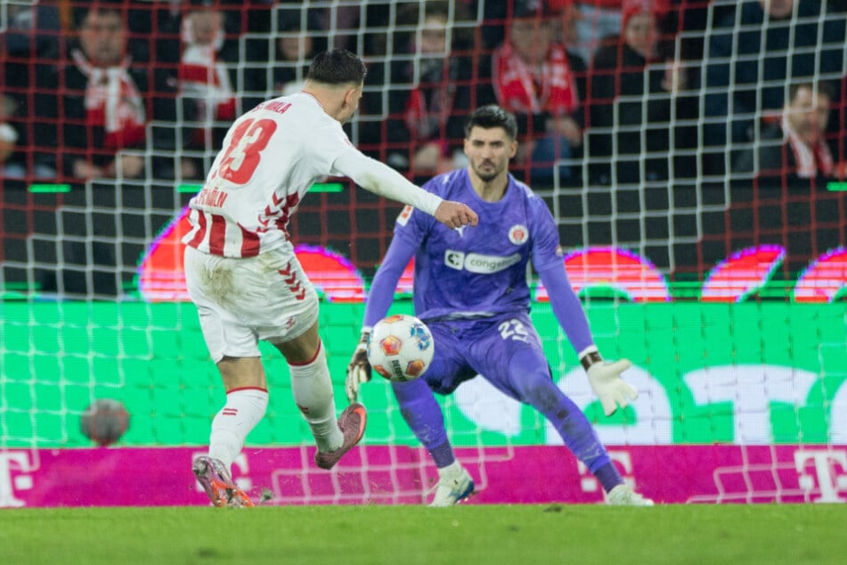 Und rein damit! Der 19-Jährige lässt Nikola Vasilj im Kasten der Gäste keine Chance.