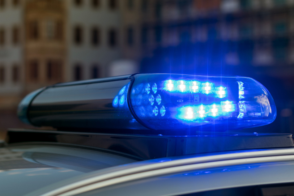 Beamte der Polizei Magdeburg hatten eine richtige Vermutung. Aufgrund des Verhaltens einer vermummten Person ging ihnen ein gesuchter Mann ins Netz. (Symbolbild)