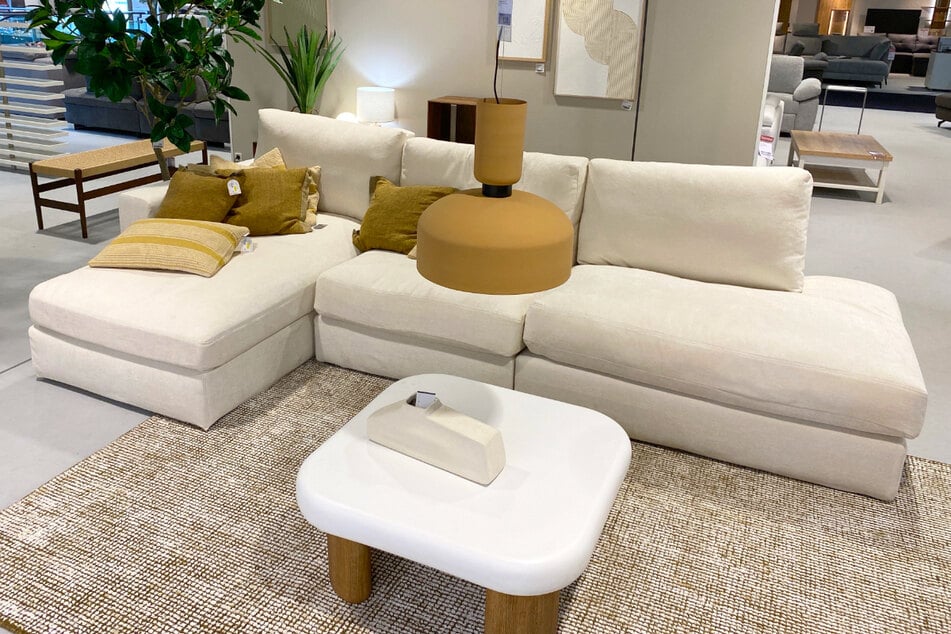 Dieses schöne Ecksofa gibt's hier am Montag (17.11.) stark reduziert