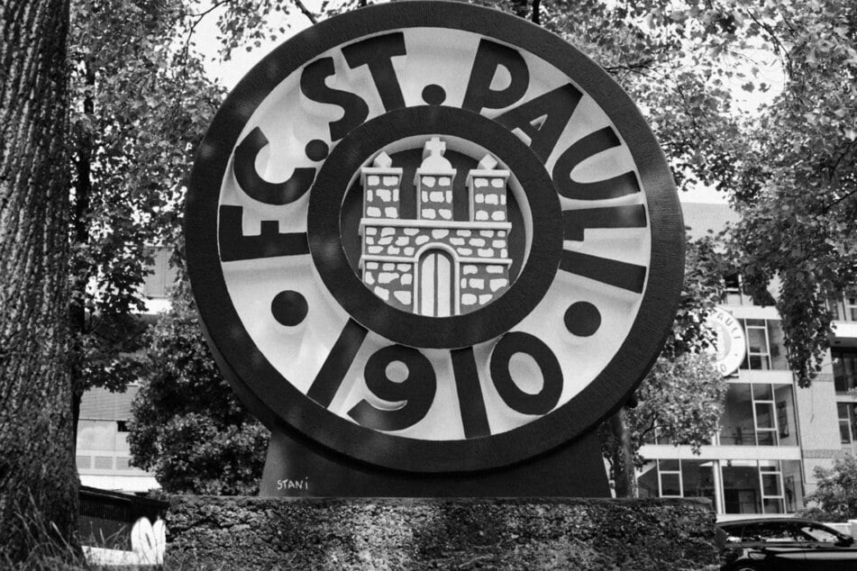 Als Symbol ihrer Trauer veröffentlichte der FC St. Pauli am Montag dieses Schwarz-Weiß-Bild auf ihrer Webseite.