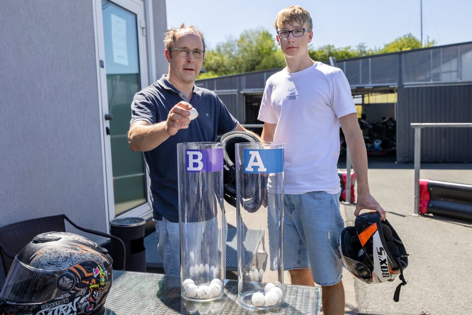 Monty Hünefeld (52) und Sohn Claudius (15) bewerten nach den Fahrten die Karts mit den unterschiedlichen Kraftstoffen.