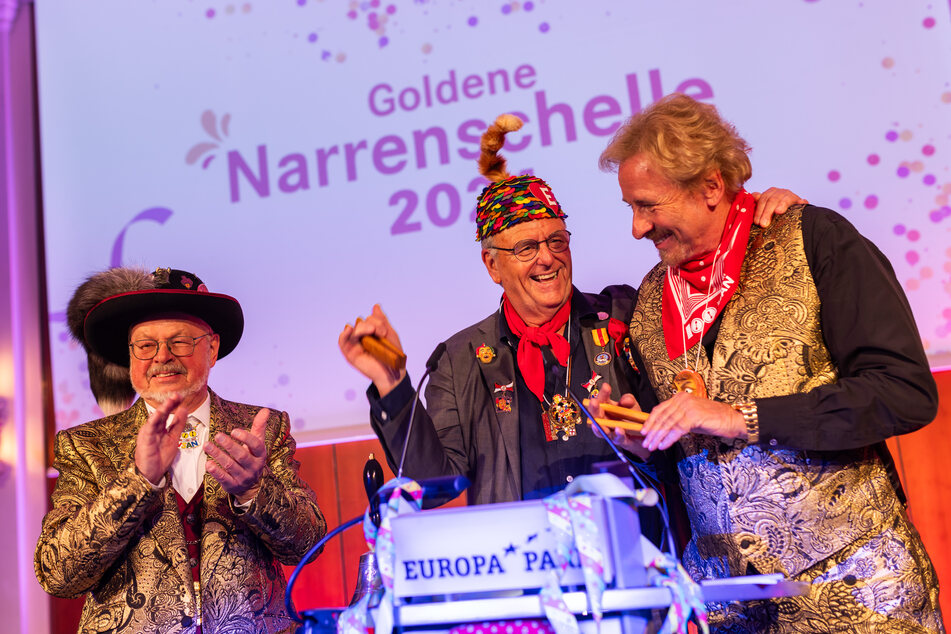 Roland Wehrle (l), Präsident des VSAN, Roland Mack, geschäftsführender Gesellschafter des Europa-Parks, und Thomas Gottschalk (73) während der Verleihung zur 17. goldene Narrenschelle.