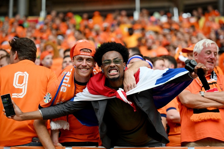 Eine Stadt in Orange: Holländische Fans zelebrierten am 21. Juni in Leipzig ein riesiges Freudenfest mit "Links-Rechts"-Marsch zum Stadion.