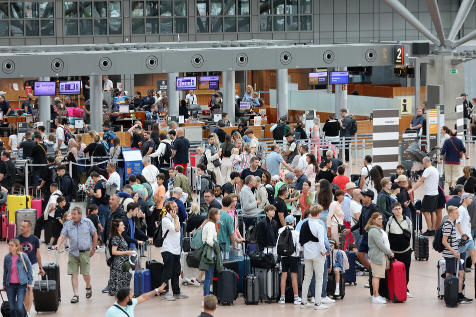 "Letzte Generation" schlägt an Flughäfen zu! Reise-Chaos, viele Flüge gestrichen