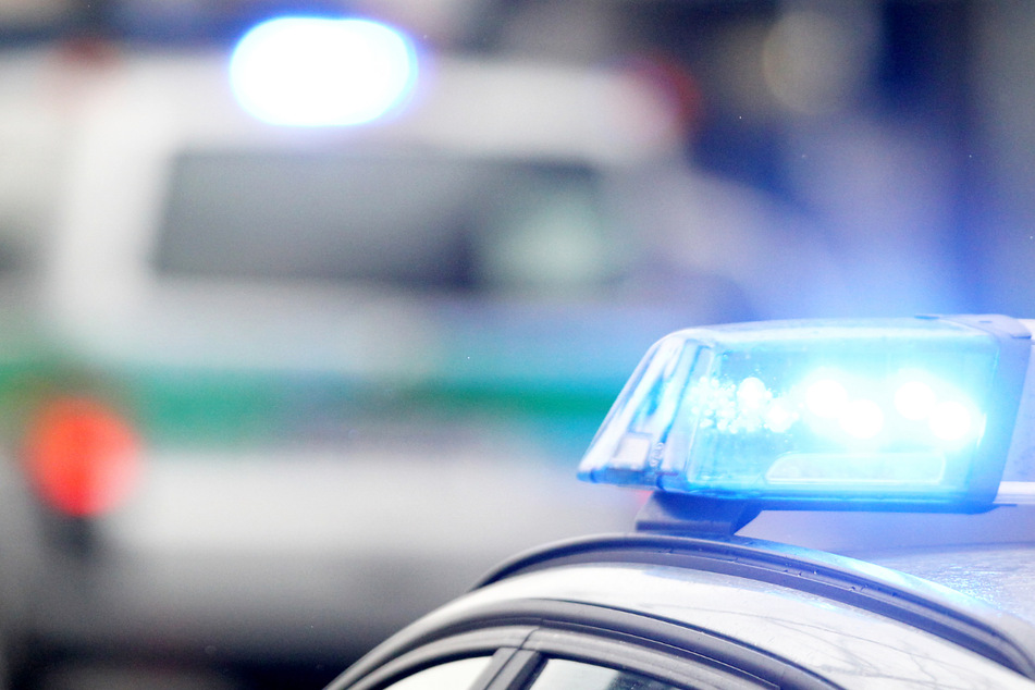 Die alarmierten Einsatzkräfte konnten den Mann festnehmen, er wurde inzwischen in einer Psychiatrie untergebracht. (Symbolbild)