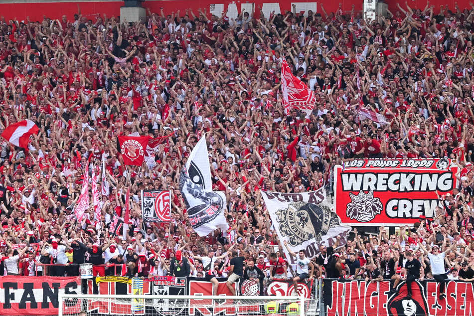 Grenzenloser Jubel im Stadion an der Hafenstraße: Rot-Weiss Essen hat den Aufstieg in die 3. Liga geschafft!
