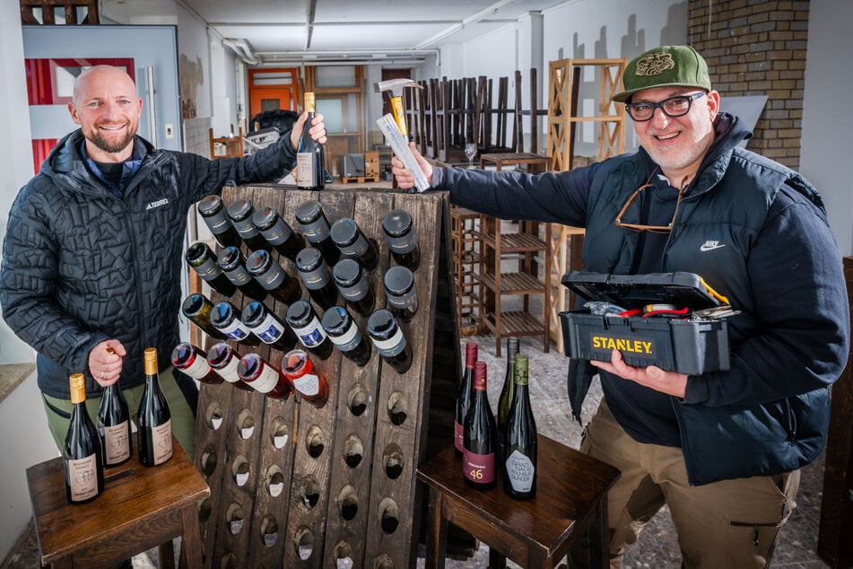 Die "Weinfreunde" Andreas Müller (53, l.) und Francesco Karnapp (39) wollen im Januar ihren eigenen Laden eröffnen.