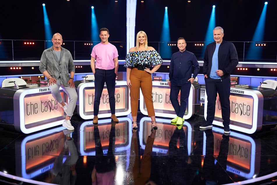 "The Taste"-Moderatorin Angelina Kirsch (33) mit den Juroren Frank Rosin (55, v.l.n.r.), Alex Kumptner (38), Tim Raue (47) und Alexander Herrmann (50).