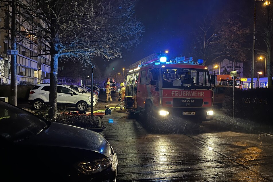 In der Riesaer Straße in Berlin-Hellersdorf löschte die Feuerwehr mehrere brennende Kellerverschläge.