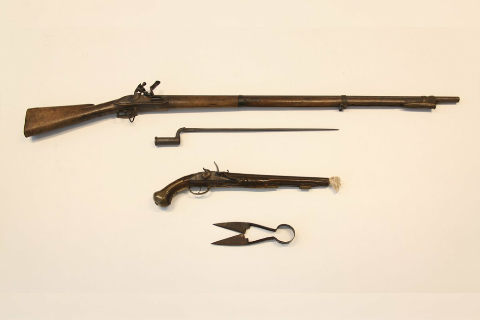 Auch ein Gewehr, eine Pistole und eine Schafschwere konnten von den Beamten sichergestellt werden.