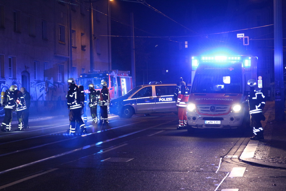 In einem Mehrfamilienhaus in Leipzig-Altlindenau hat es in der Nacht zu Sonntag gebrannt.