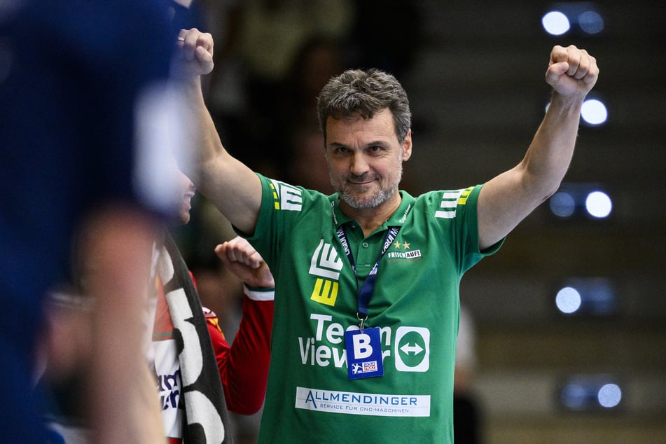 Papa Markus Baur (55) ist nach seiner erfolgreichen Handball-Karriere inzwischen als Coach unterwegs.