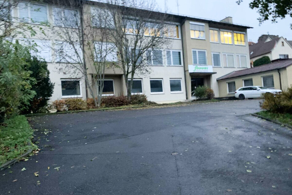 Der Junge starb beim Spielen auf dem Gelände einer ehemaligen Grundschule.