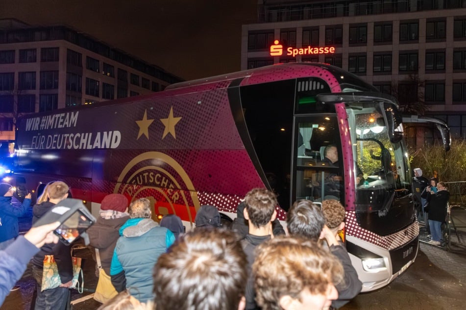 Gegen 17.30 erreichte der Mannschaftsbus das Hotel in der Leipziger Innenstadt und wurde bereits von vielen Fans erwartet.