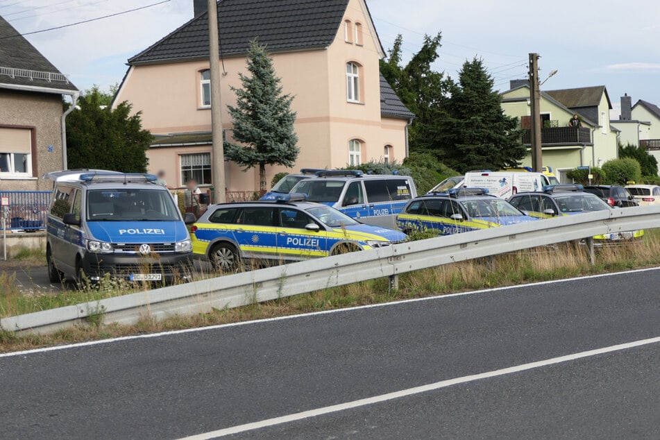Die Polizei rückte am Dienstagabend mit einem Großaufgebot in Grimma an.