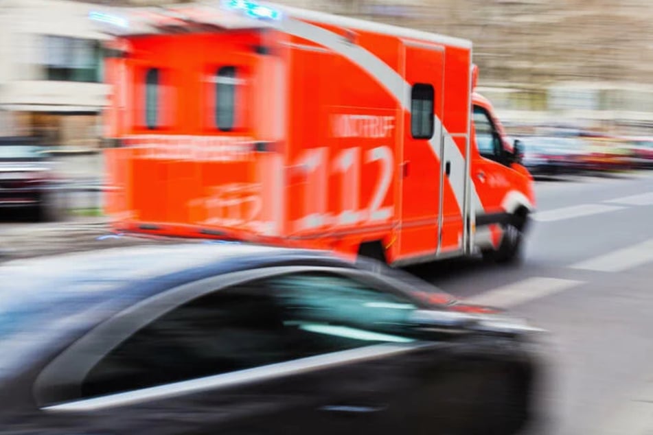 Rettungskräfte brachten den 17-Jährigen auf die Intensivstation eines Krankenhauses. (Symbolbild)