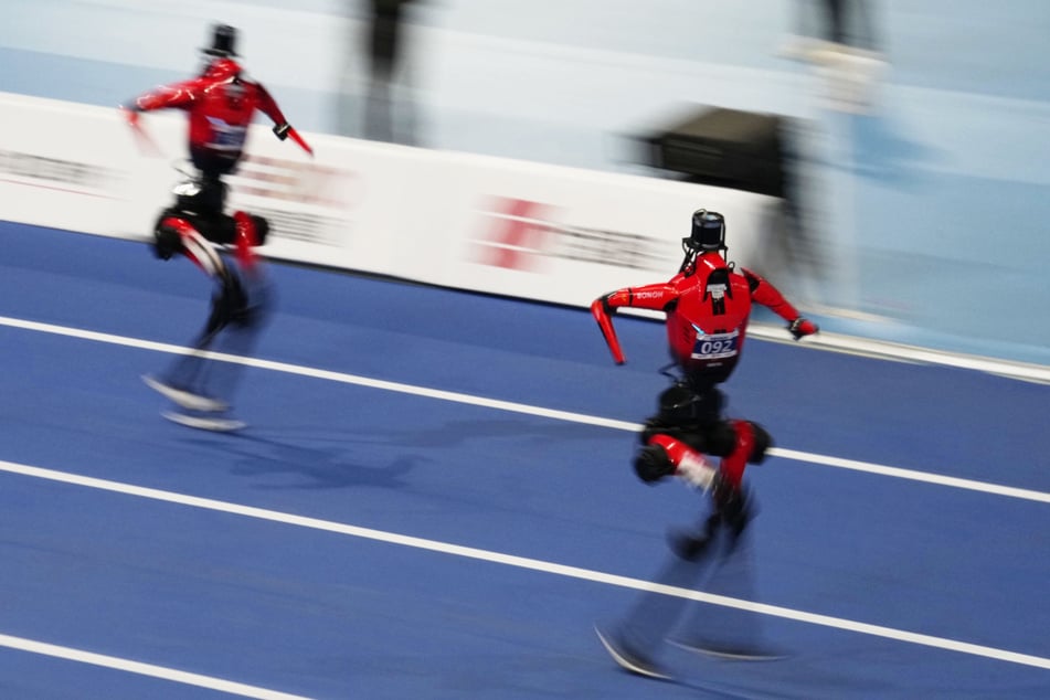 Humanoide Roboter treten bei den zweiten World Humanoid Robot Games in Peking in einem 400-Meter-Lauf gegeneinander an.