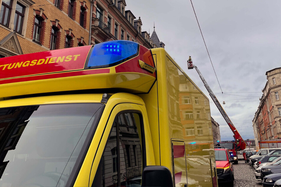 Dresden: Mann in Corona-Quarantäne will frische Luft schnappen: Feuerwehreinsatz!