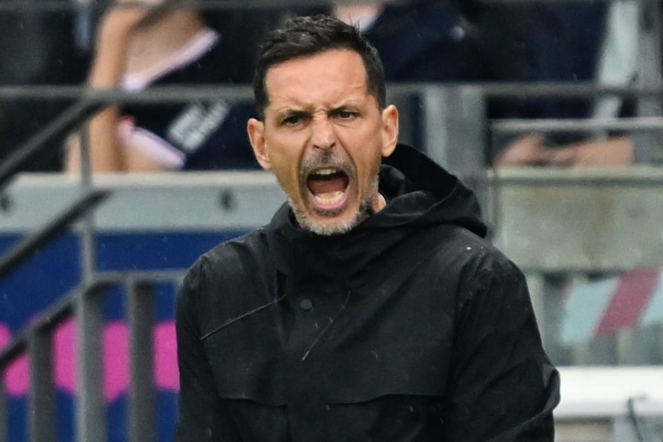 Eintracht Frankfurts Trainer Dino Toppmöller (44) war mit der Schlussphase der Partie gegen Mönchengladbach überhaupt nicht einverstanden. (Archivbild)
