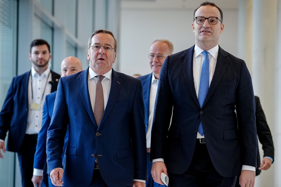 Verteidigungsminister Boris Pistorius (65, SPD) und Unionsfraktionschef Jens Spahn (45, CDU) haben über die Neugestaltung der Wehrpflicht debattiert.