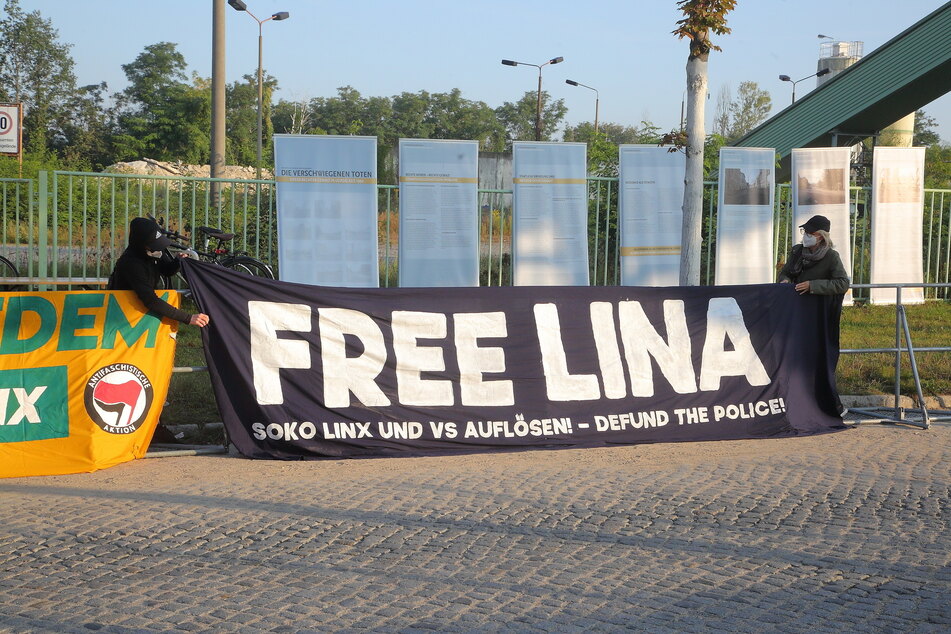 Unterstützer fordern vor Gericht die Freilassung von Lina.