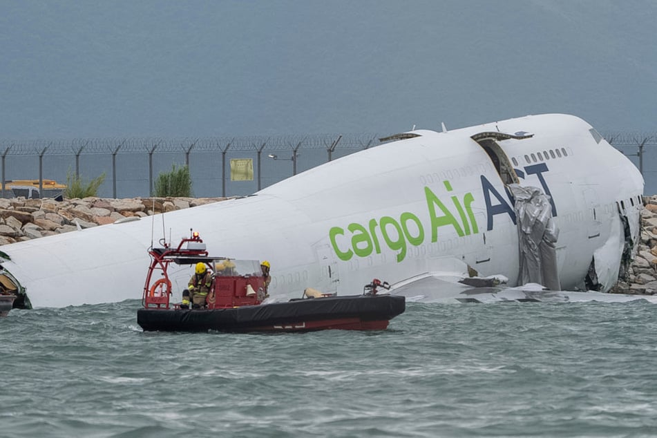 Accidente mortal: un jet jumbo se desliza por la pista y cae al mar