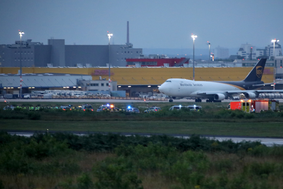 Die Polizei ist am Flughafen Köln/Bonn im Großeinsatz.