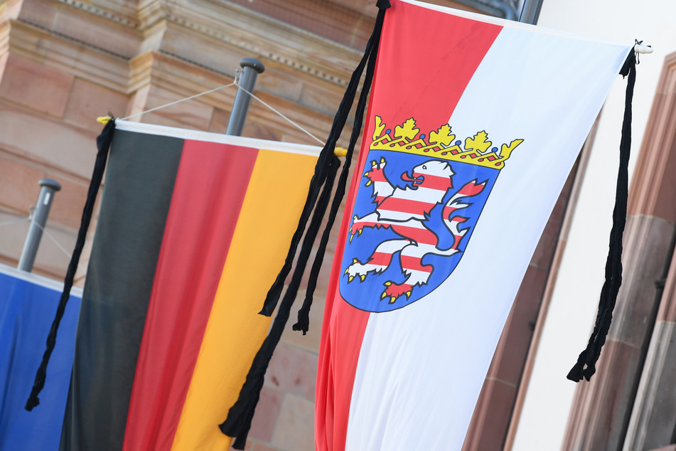 Ein Trauerflor ist an den Flaggen vor dem Wiesbadener Rathaus als Zeichen der Trauer um den hessischen Finanzminister Thomas Schäfer befestigt.