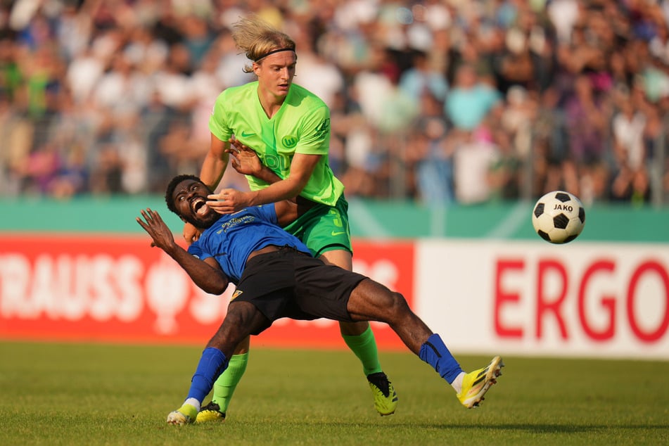 Wolfsburgs Sebastiaan Bornauw (hinten) und der Koblenz-Akteur Dylan Aktes Esmel im Zweikampf um den Ball.