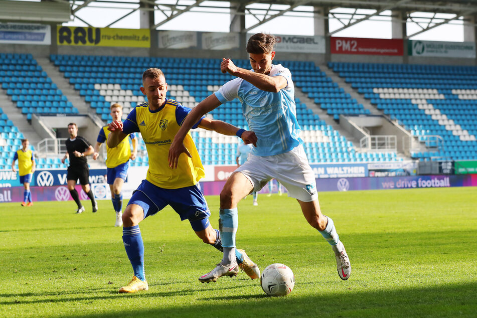 Tim Göth (l.) im Zweikampf mit CFC-Kicker Danny Breitfelder.
