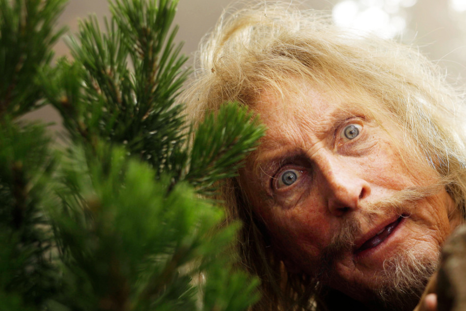 Otto Waalkes albert sich als Zauberer durch die Trailer von "Catweazle"!