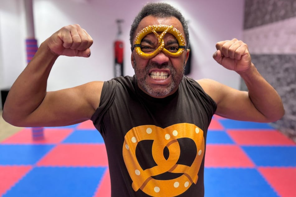 Voller Einsatz bei der "Erding Wrestling Show": Simon Pearce (44) steigt als "Brez'nbomber" in den Ring, um danach dem Trainer und seinen Mitstreitern ein Stand-up zu bieten.