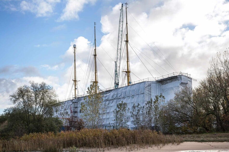 Unter Planen liegt das Segelschulschiff "Gorch Fock" in der Lürssen-Werft.