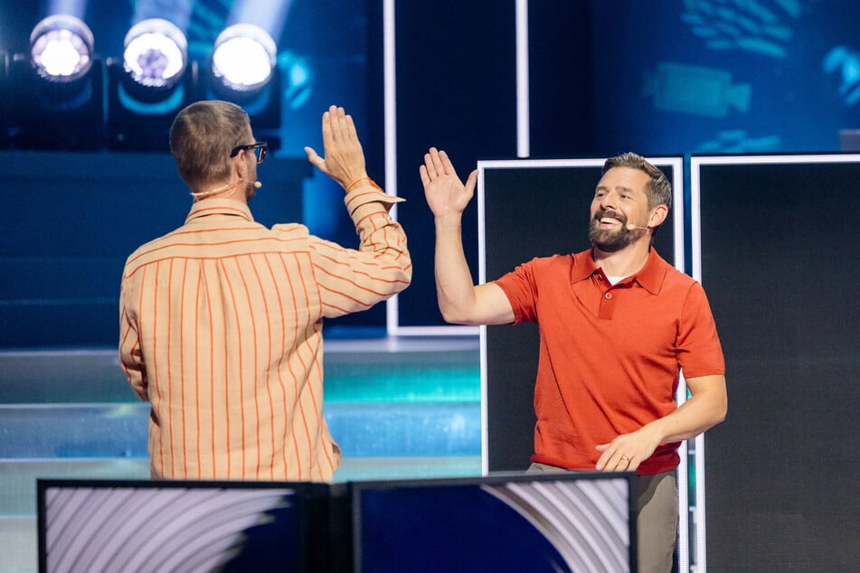 Da hatten Joko Winterscheidt (46, l.) und Klaas Heufer-Umlauf (42) noch gut lachen - am Ende mussten sie sich jedoch geschlagen geben.