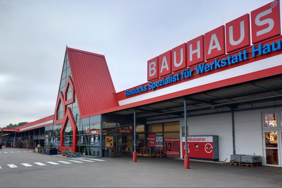 In Rostock klaute ein Mann Ware aus einem Baumarkt. Wenig später zückte er ein Messer.