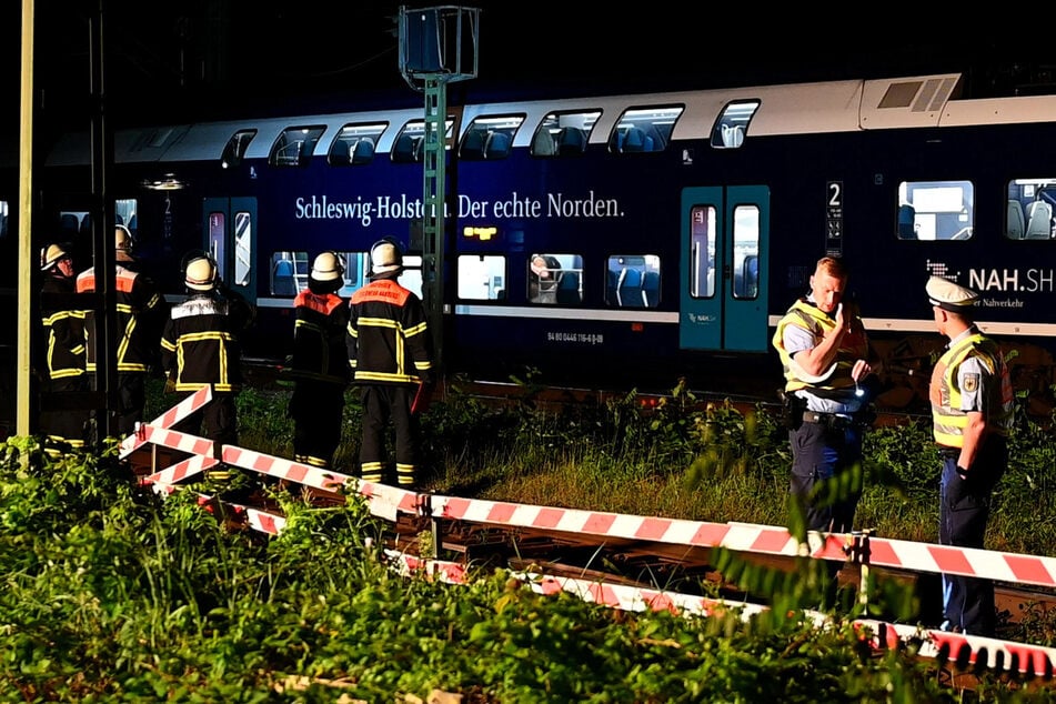 In der Nacht zum heutigen Freitag gab es auf der Bahnstrecke zwischen Lübeck und Hamburg einen Kurzschluss. Ein Zug wurde evakuiert.