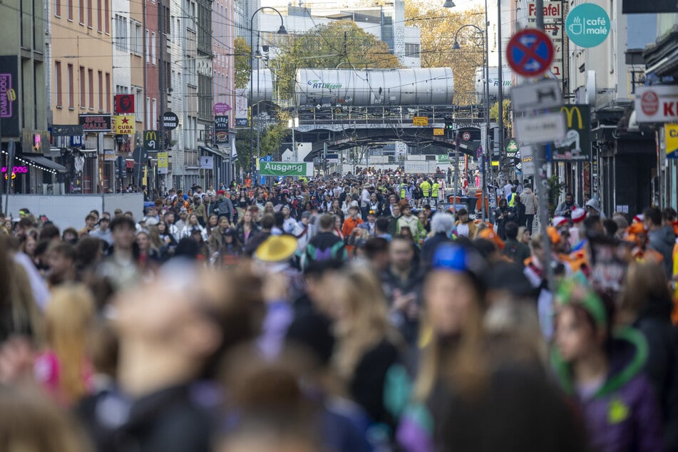 Die Zülpicher Straße in der Kölner Innenstadt ist bereits ordentlich mit Menschen gefüllt.