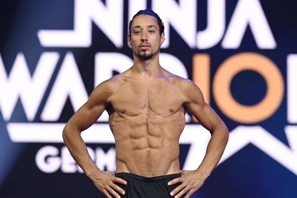 René Casselly (29) es un artista de circo alemán que ganó Ninja Warrior en 2021, convirtiéndose en el primer alemán en lograrlo.