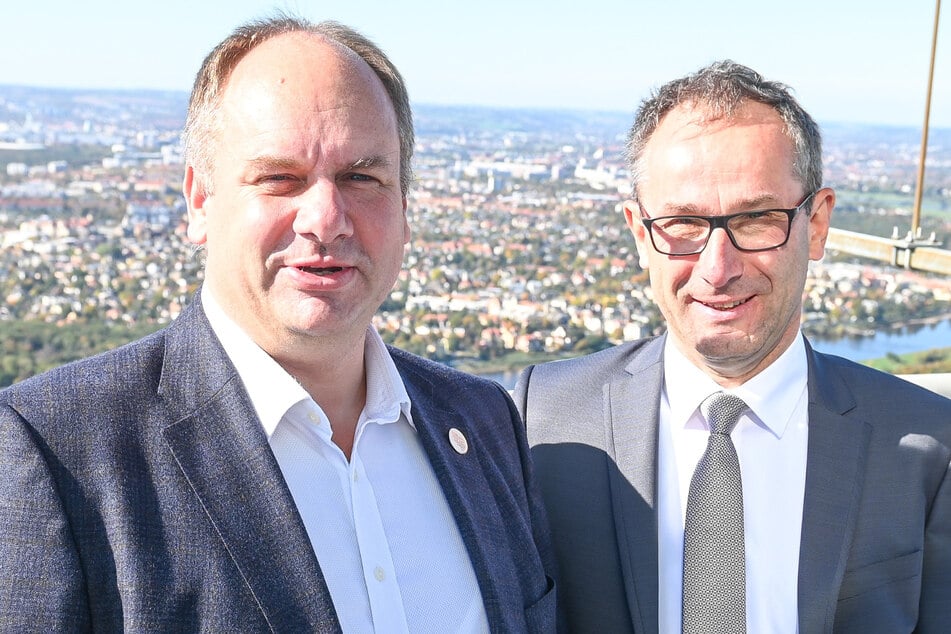 OB Dirk Hilbert (52, FDP, l.) mit Funkturm-Chef Bruno Jacobfeuerborn (63) auf der Aussichtsplattform.