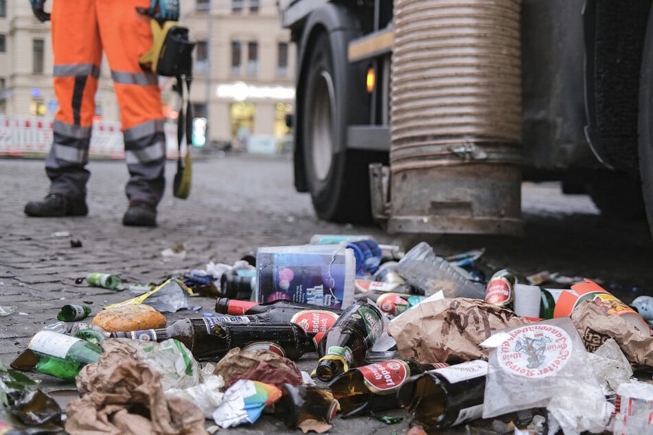 Nach der Party kommt die Arbeit: Insgesamt 85 Tonnen Abfall haben die Kölner AWB nach dem Karnevalsauftakt gesammelt. (Symbolbild)