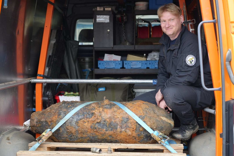 Sprengmeister Robert Ludewig (40) präsentiert stolz die entschärfte 250-Kilogramm-Bombe.