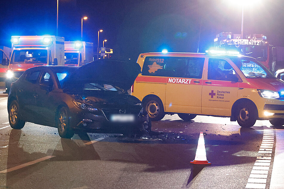 In Chemnitz-Bernsdorf kam es am Donnerstagabend zu einem schweren Unfall: Zwei Autos krachten an der Kreuzung Lutherstraße/Frauenhofer Straße zusammen.